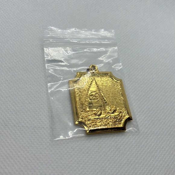 SAIL BOAT PENDANT MEDAL GOLD TONE VINTAGE - Picture 8 of 8